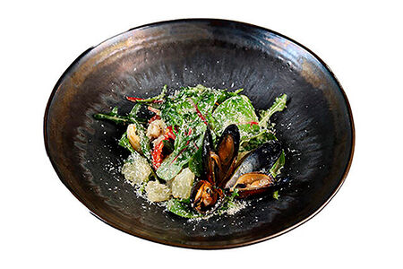 Салат с морепродуктами Ям сом-о