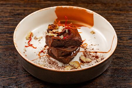 Шоколадный брауни с чили и ореховой пастой