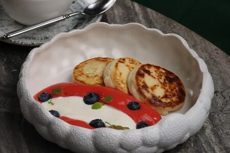 Сырники с ягодной эспумой и сметаной