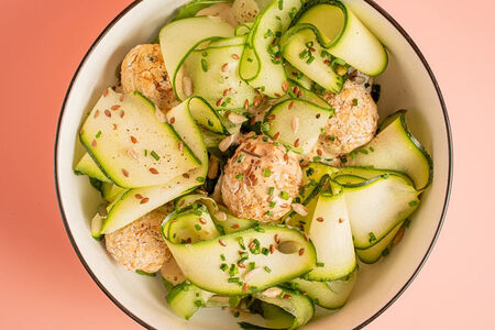 Салат с фалафелем и соусом дзадзыки