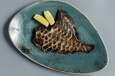 Камбала на гриле с душистыми травами