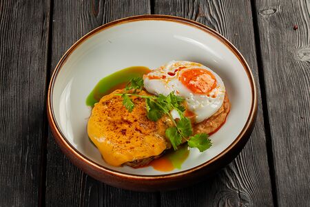 Фирменный бифштекс с пряным пюре и жареным яйцом 