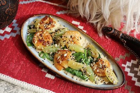 Жареные креветки с виноградом