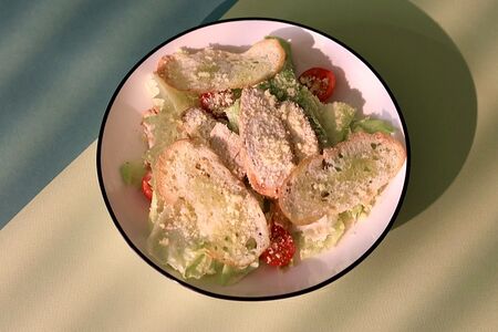 Салат Цезарь с курицей