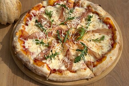 Пицца с пармой и рукколой