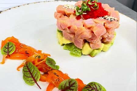 Тартар из тунца на подушке из авокадо