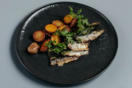 Обед рыбака из сардин и молодого картофеля