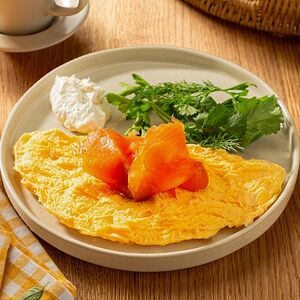 Омлет с лососем и творожным сыром