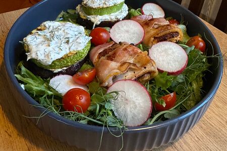 Цукини и баклажан с куриными биточками в беконе