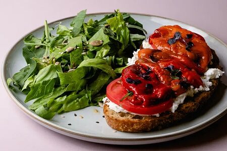 Тост с рикоттой и печеным перцем