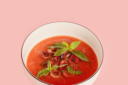 Гаспачо с черешней и свежим базиликом