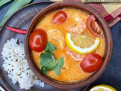 Том Ям с лососем и рис)