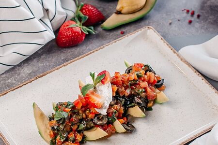 Авокадо с овощной тапенадой и сыром рикотта