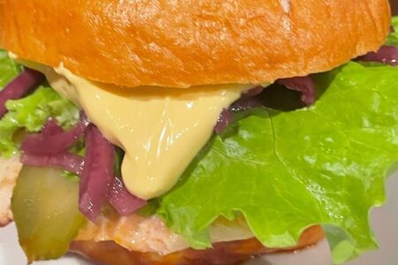 Бургер с курицей, картошкой фри и кетчупом 