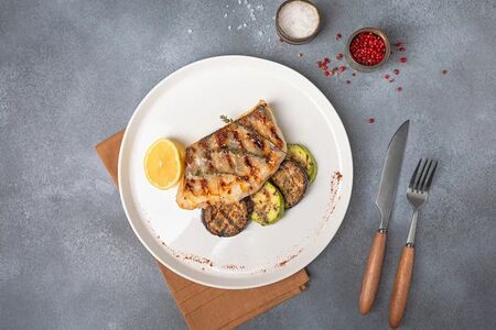 Судак на гриле с овощами гриль