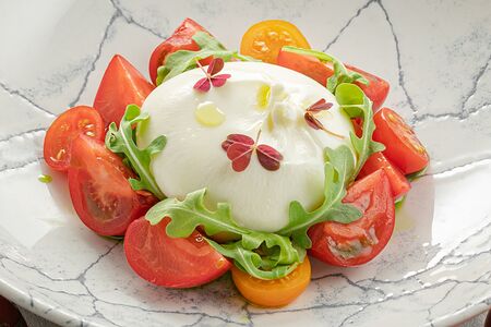 Салат с томатами, бурратой и маслом из эстрагона