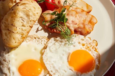 Глазунья с беконом