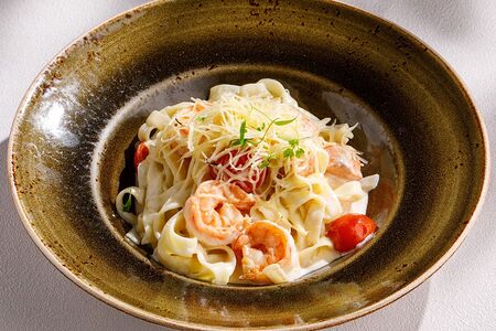 Тальятелле с лососем и креветками