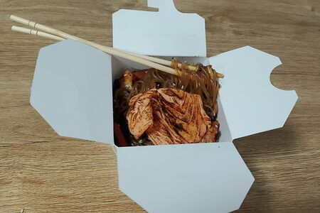 Фунчоза с лососем и овощами