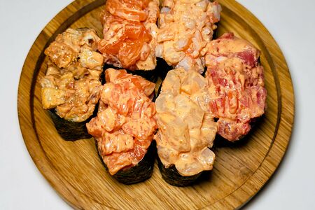 4 гункана с копченным лососем