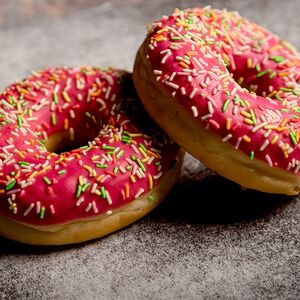 Пончик с розовой глазурью