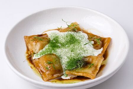 Равиоли с рикоттой, шпинатом и эспумой из пармезана