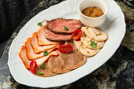 Мясная тарелка