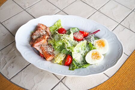 Салат Цезарь с курицей