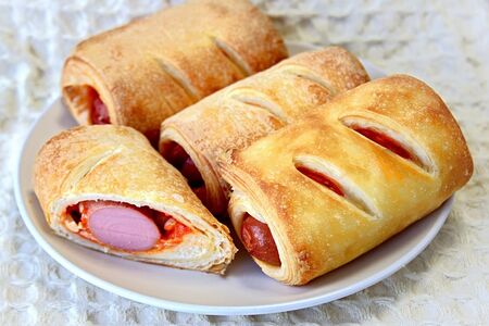 Слойка с сосиской