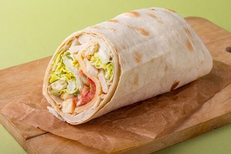 Рап с курицей, сыром и соусом Цезарь