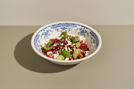 Греческий салат с нутом и фетой