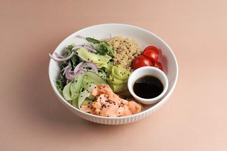 Боул с лососем и киноа 