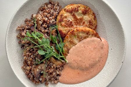 Котлетки из индейки с гречкой и грибами