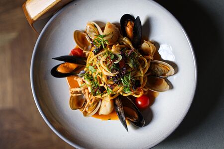 Спагетти с морепродуктами в соусе биск