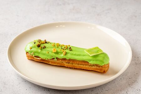 Эклер Фисташковый