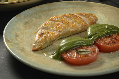 Грудка цыпленка с печеными томатами и соусом Базилик