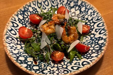 Салат с рукколой и тигровыми креветками