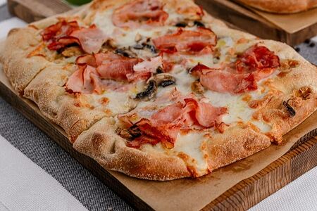 Пицца с Тамбовским окороком и грибами