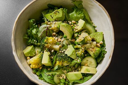Зелёный салат с авокадо и кунжутной заправкой