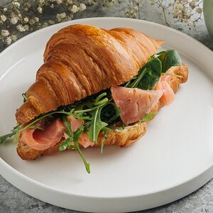 Сэндвич-круассан с лососем