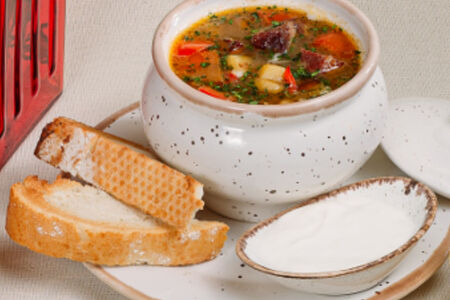 Суп-гуляш со сметаной и чиабаттой
