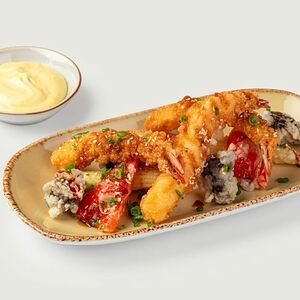 Тигровые креветки и овощи в темпуре