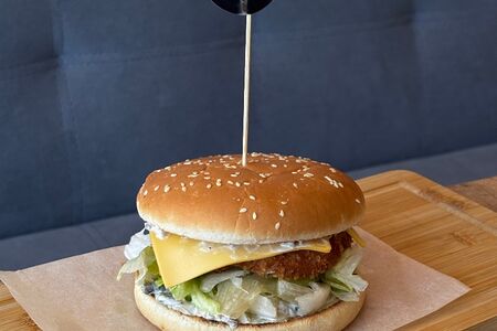 Бургер с курицей и соусом Строганов