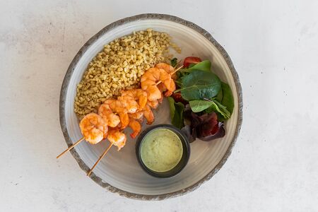 Брошет из креветок с булгуром и соусом йогурт-песто