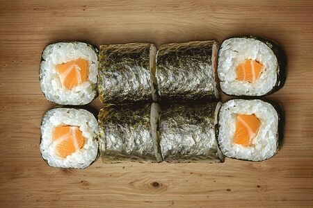 Маки с лососем