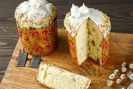 Кулич творожный с цукатами и изюмом