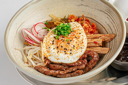 Пибимпаб с говядиной, кимчи-капустой и мисо-бульоном