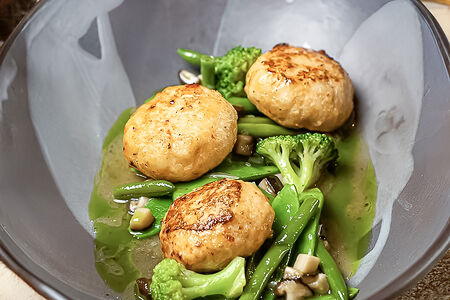 Котлеты из креветок и судака с зеленым гарниром