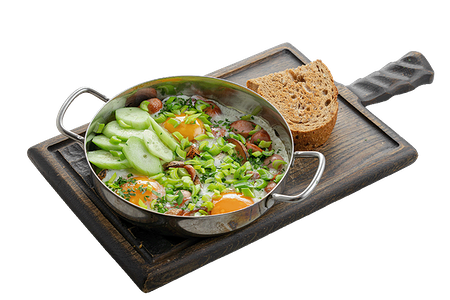 Яичница по-крестьянски с венскими сосисками, картофелем и свежим огурцом