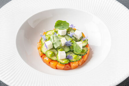 Тартар из лосося с греческим сыром и соусом из шпината